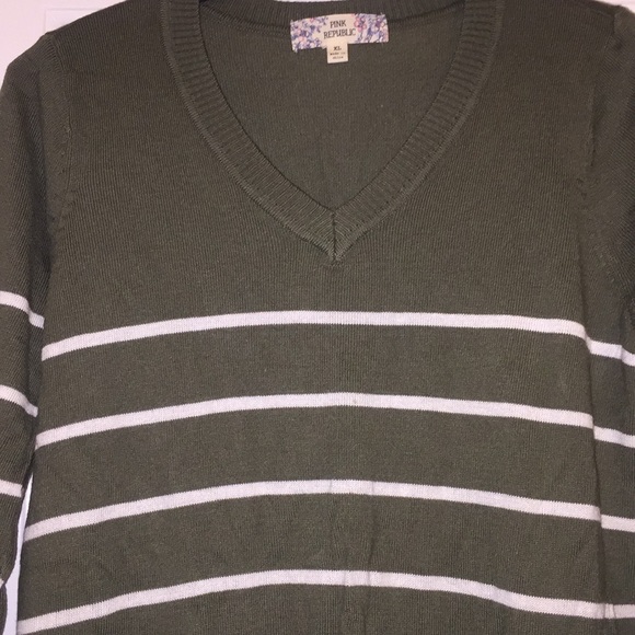 Green and white striped sweater - Picture 2 of 3